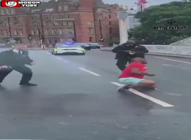Video :To escape the police, he jumps off a bridge
